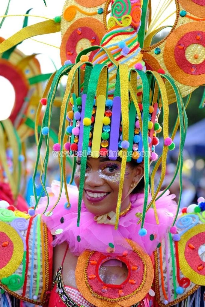 Une Jeune Femme Portant Une Coiffe Colorée Lors D'un Carnaval