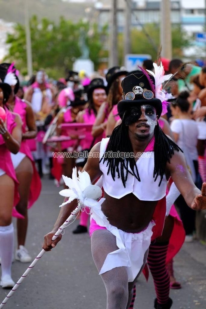 Une Jeune Femme Portant Une Coiffe Colorée Lors D'un Carnaval