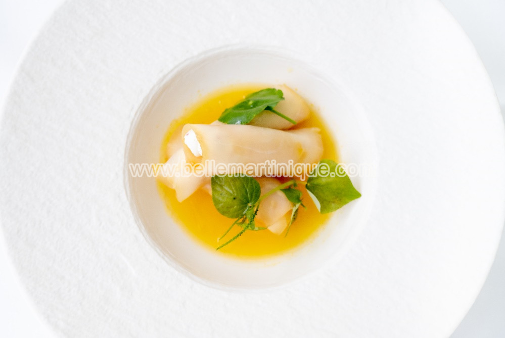 Roulé de marlin fumé au chèvre frais, piment végétarien sur une gelée de mangue passion (Chef Mathieu Evans MODESTE) Restaurant Le Pitaya – Les Trois Ilets
