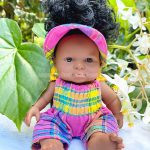Poupée créole en madras faite main, tenue colorée et traditionnelle.