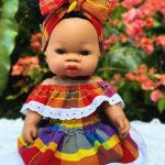 Poupée artisanale créole en robe madras jaune, rouge et blanche, fabriquée à la main en Martinique