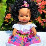 Poupée artisanale créole en robe madras rose et blanche, fabriquée à la main en Martinique