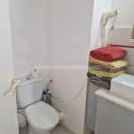 Salle de douche avec WC