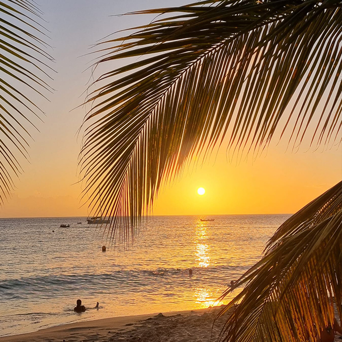 les-anses-d-arlet-martinique-coucher-de-soleil-plage.