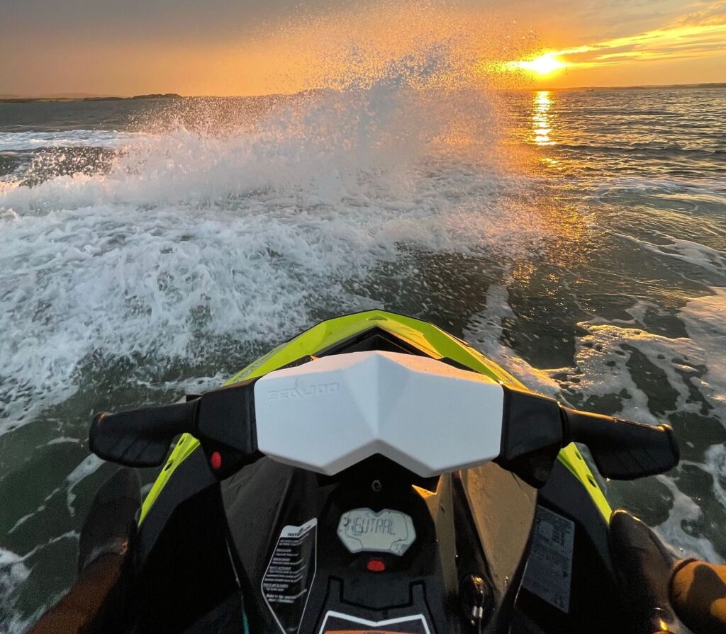 jet-ski-coucher-de-soleil